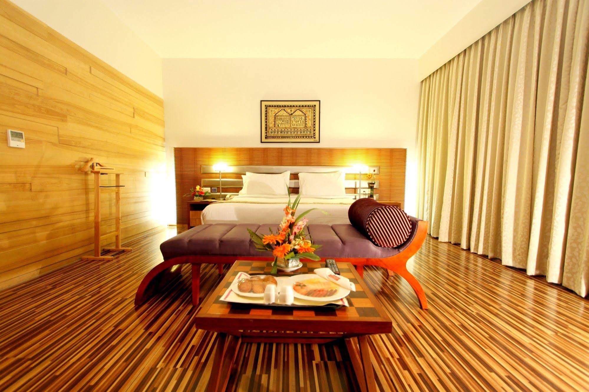 St Laurn Koregaon Park Pune Bagian luar foto