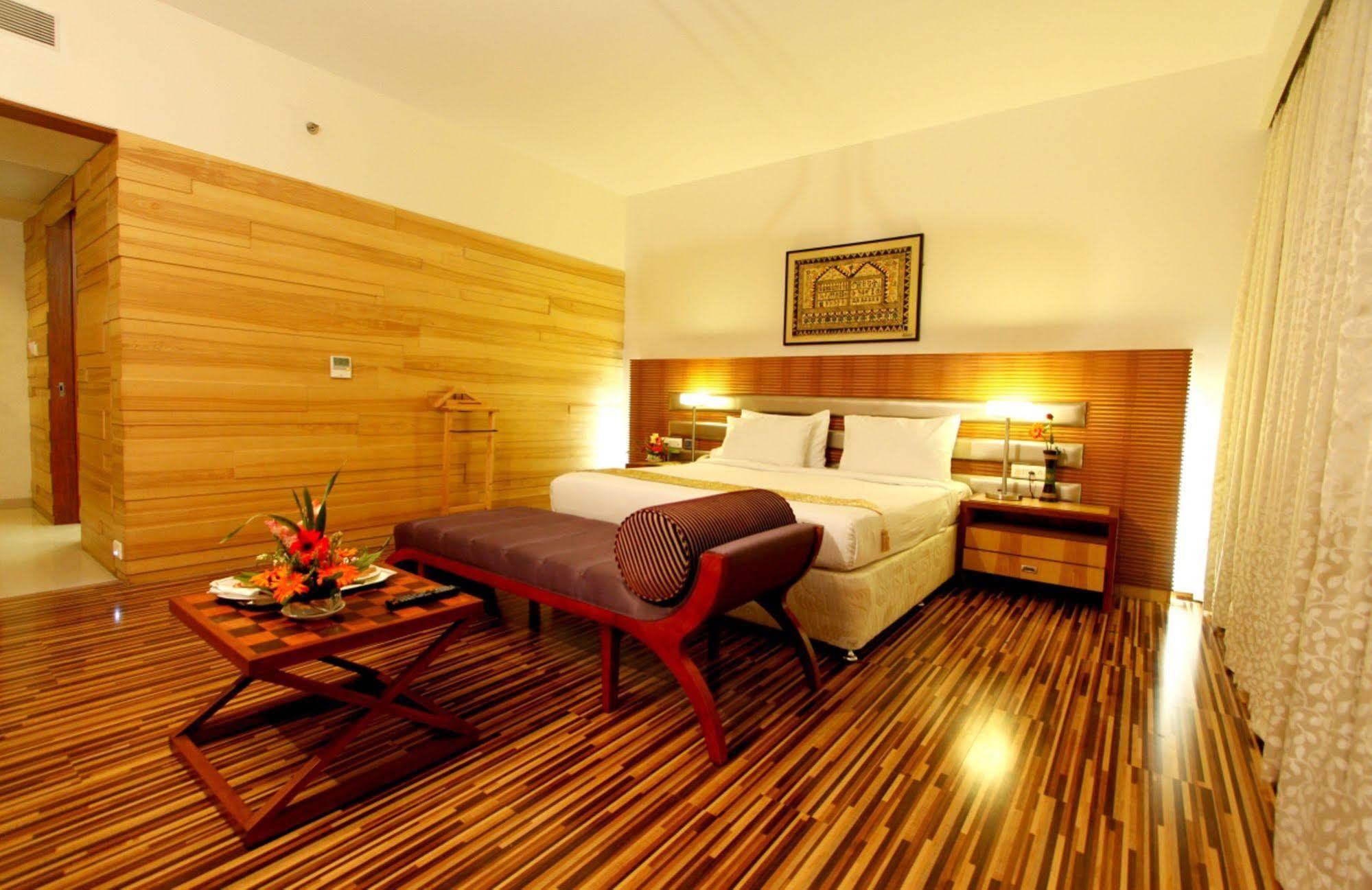 St Laurn Koregaon Park Pune Bagian luar foto